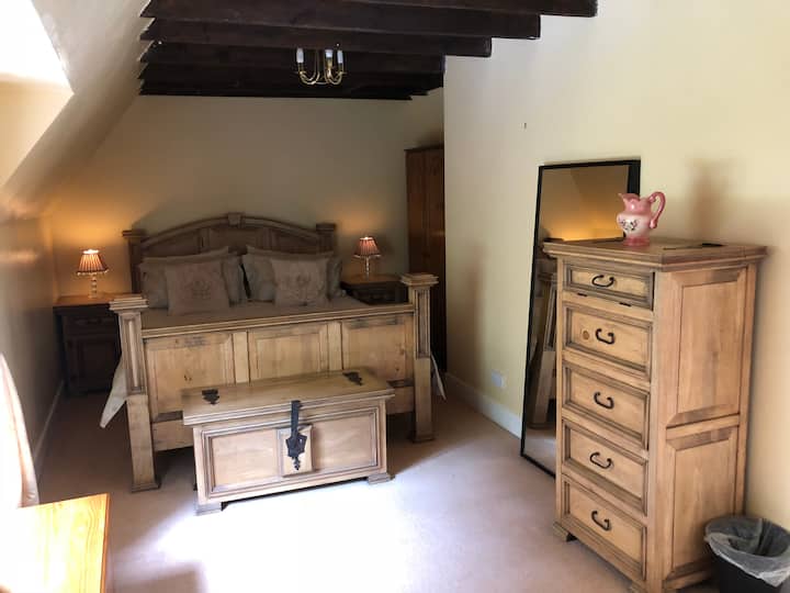 Habitación principal con cama tamaño king