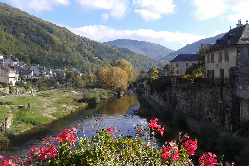 vue depuis le pont au dessus du Lot