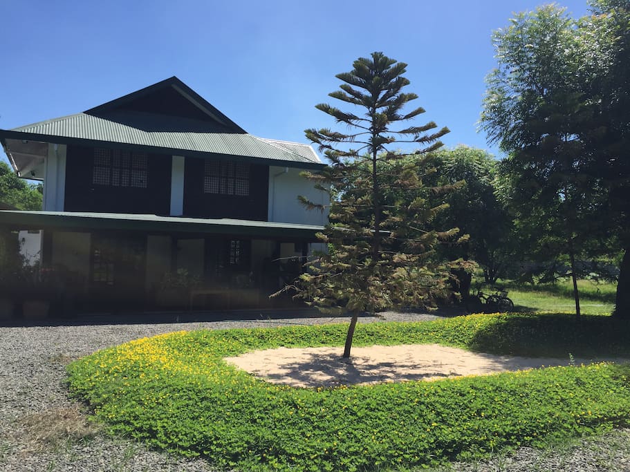 Front of the house, gravel driveway and center island