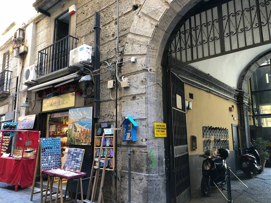 balconcino casa e ingresso palazzo