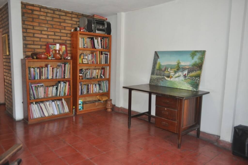 Pequeña sala donde poder trabajar, se acondiciona negus los requerimientos!!