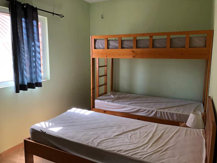 La habitación infantil o hay una litera. La cama de arriba no es apta para un adulto.