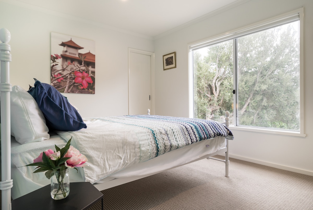 Habitación queen con bata y juguetes para niños