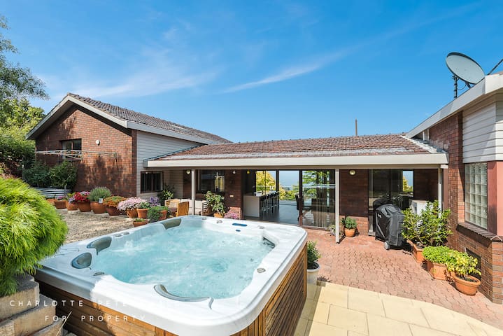 Hobart panoramic view with Spas