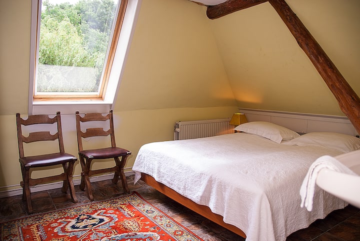 Izba 1 má 3 lôžka, 1 osvetlený jumeaux a 1 jednolôžko. Jednolôžko je možné použiť pre deti. Izba má umývadlo so studenou a teplou tečúcou vodou a má výhľad na juhovýchod. Máte výhľad na priestrannú záhradu.