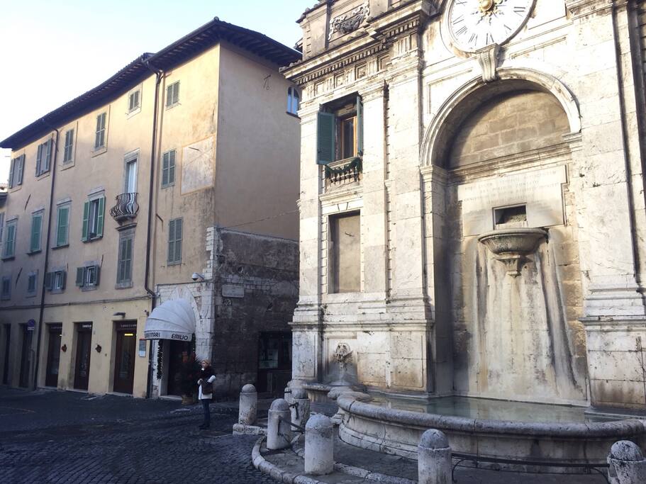 Palazzo Spiga sede dell'appartamento al piano nobile. La famosa fontana che è una delle mete delle visite turistiche.