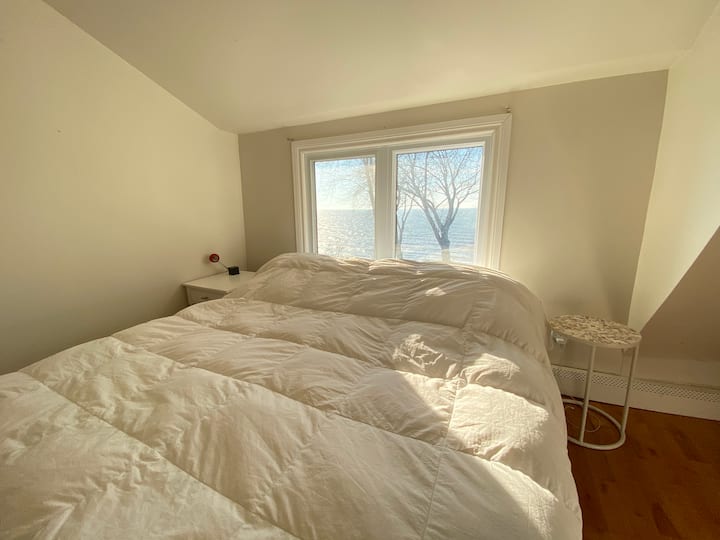 Dormitorio principal con vistas al lago Erie