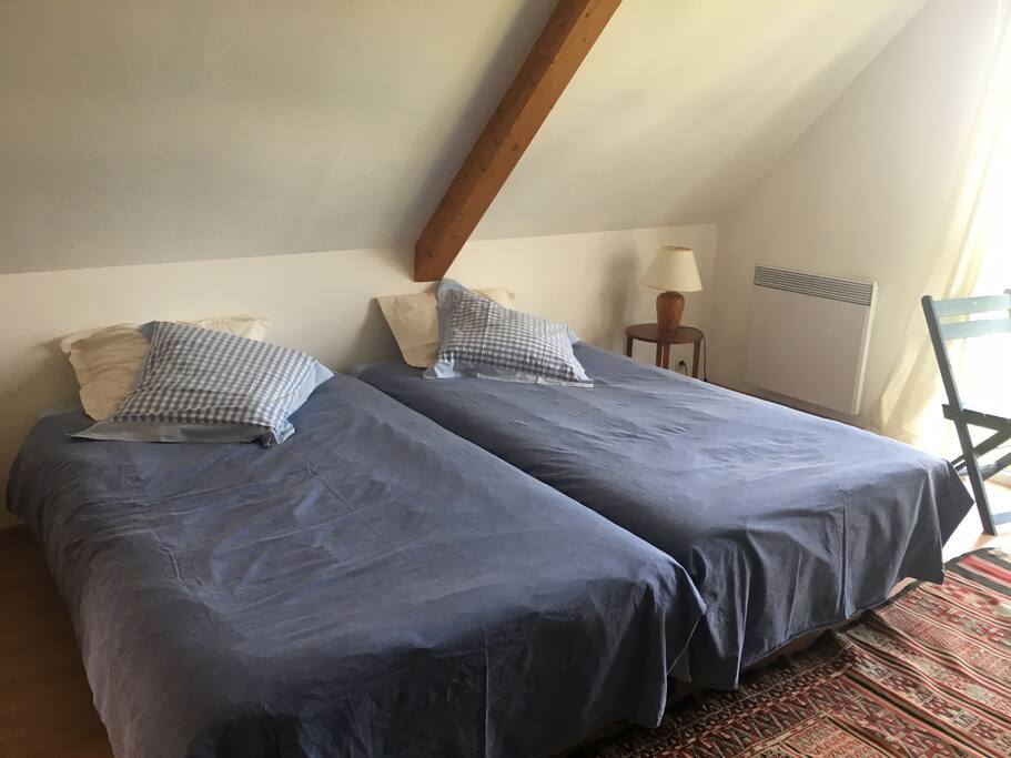 2 lits de 100cm de large, qui peuvent être collés ou non.