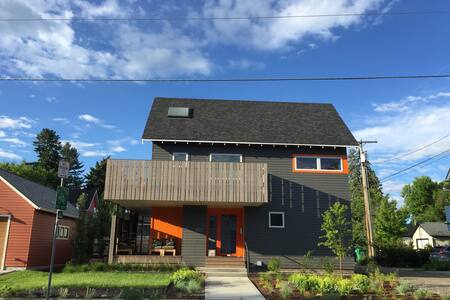 Peach Treehouse - private room & bath - Downtown+