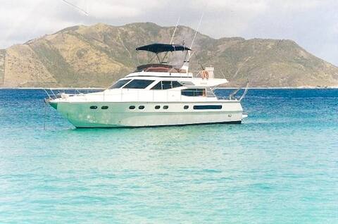 ILE DE PORQUEROLLES - YACHT A QUAI