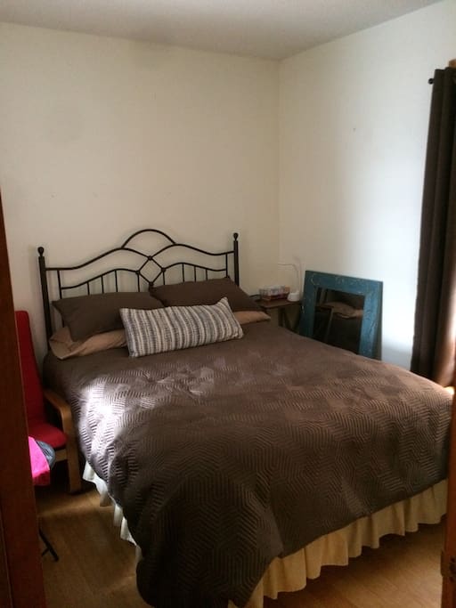 Queen Bed, with a down comforter, heater and private thermostat in room. Clock, table, chair, mirror, reading light and maybe a book or three.