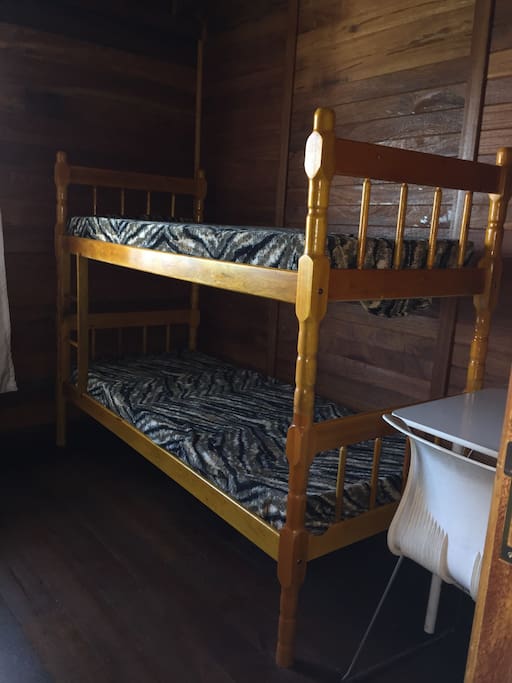 Segundo quarto com uma beliche e um bicama.