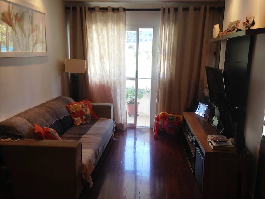 Sala com sofá para quatro pessoas, retrátil.