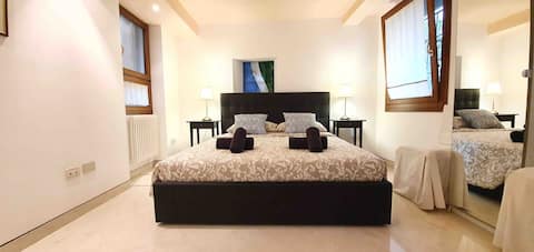 Santa Lucia, Modern & Charming Venetian Apartment!