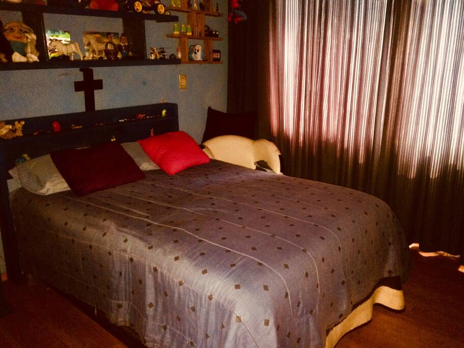 Cama matrimonial en recámara amplia.