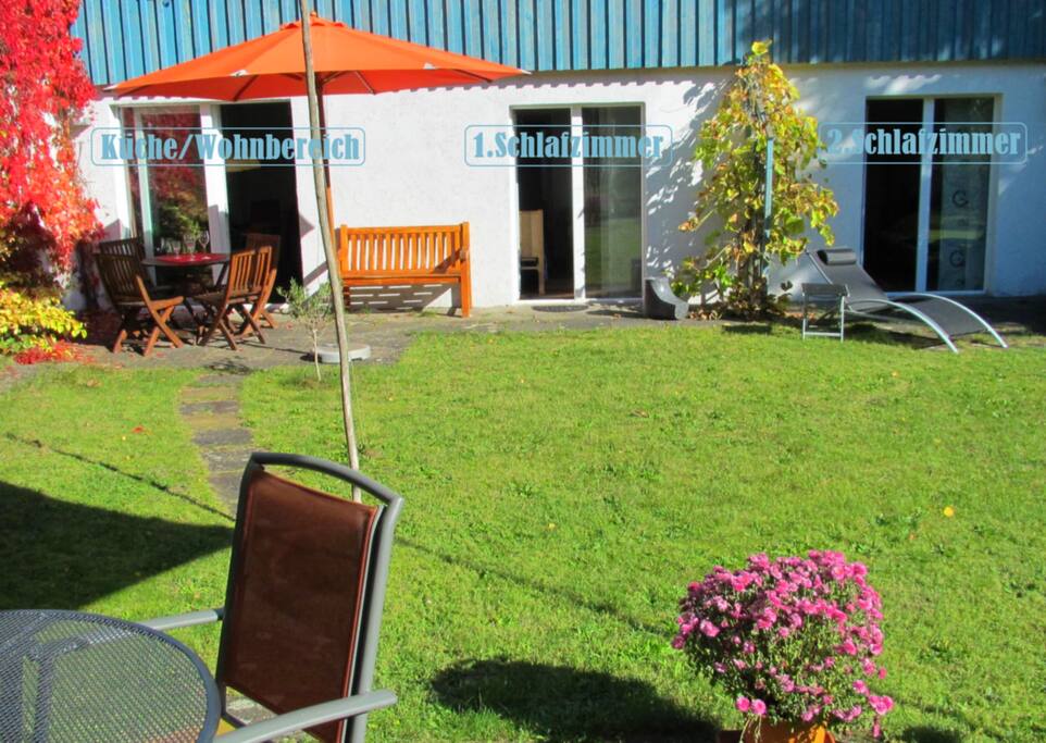 Garten mit Blick auf Küche und 2 Schlafzimmer
