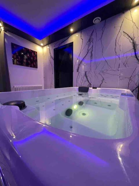 ❤️Suite with private hot tub❤️ 20 min from Fontainebleau