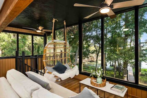 Lakefront Cabin/Hot Tub, Scenic Views & EV Charger