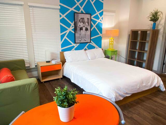 ⭐️ NEW Renovated Modern Home in Lower Greenville ⭐️ gallery image 3