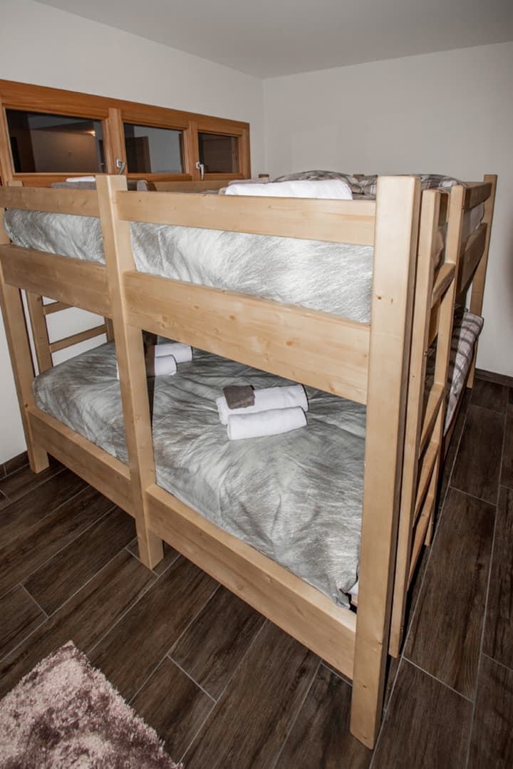 Спална соба бр. 2 (големи брачни кревети на спрат) 4 места