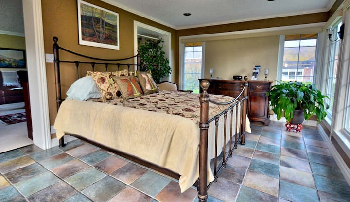 Საძინებელში ბევრი სივრცეა საცხოვრებლად.