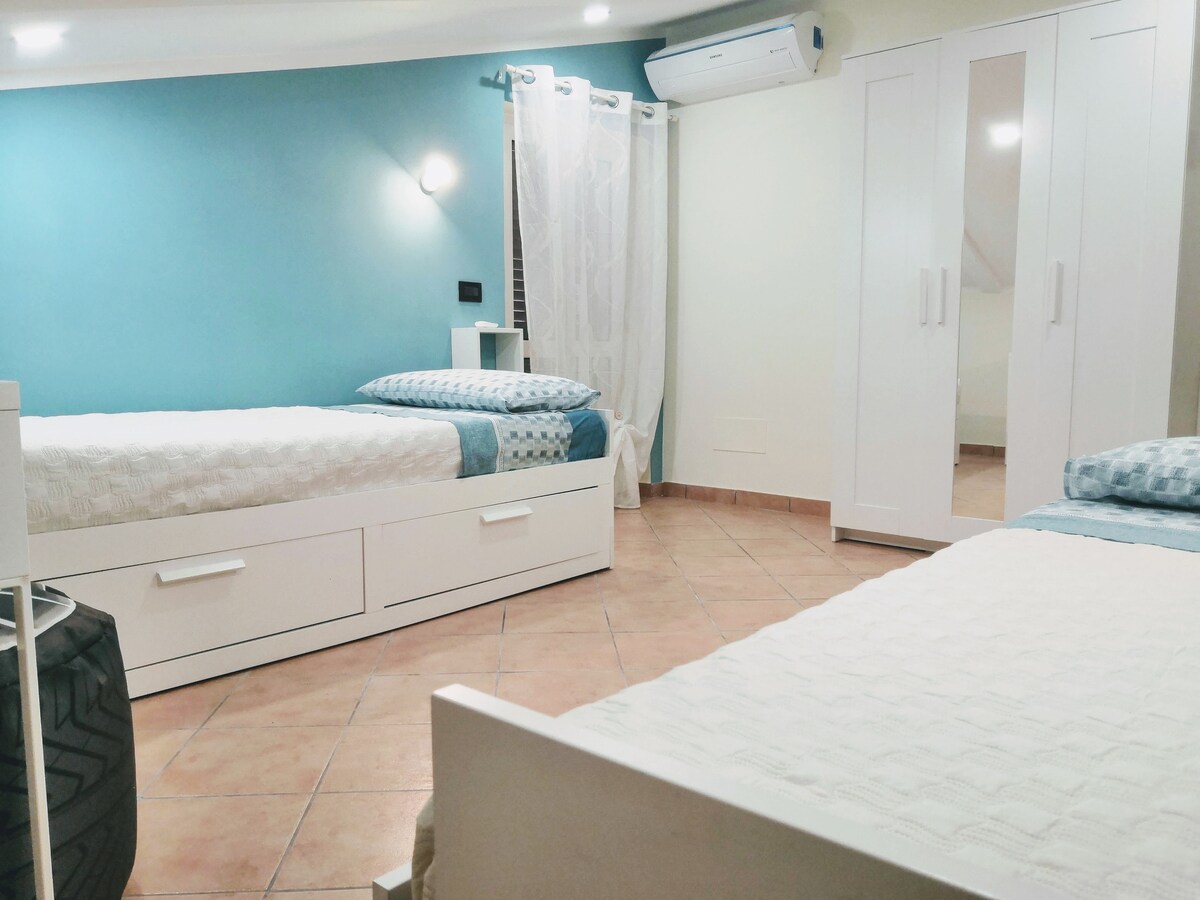 二楼双人房、空调、俯瞰花园和村庄的阳台、衣柜、书桌、
Acero Rosso Colpetrazzo度假屋
PG