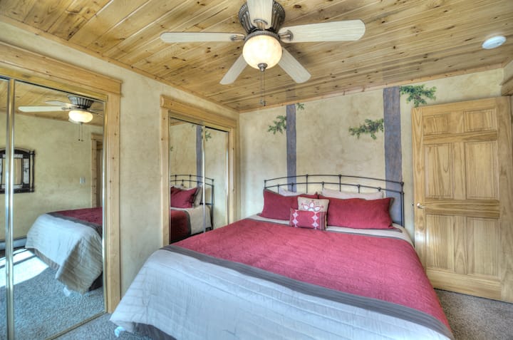 Glavna spavaća soba na katu s bračnim krevetom (okrenuta prema istoku) s balkonom s pogledom na Fall River