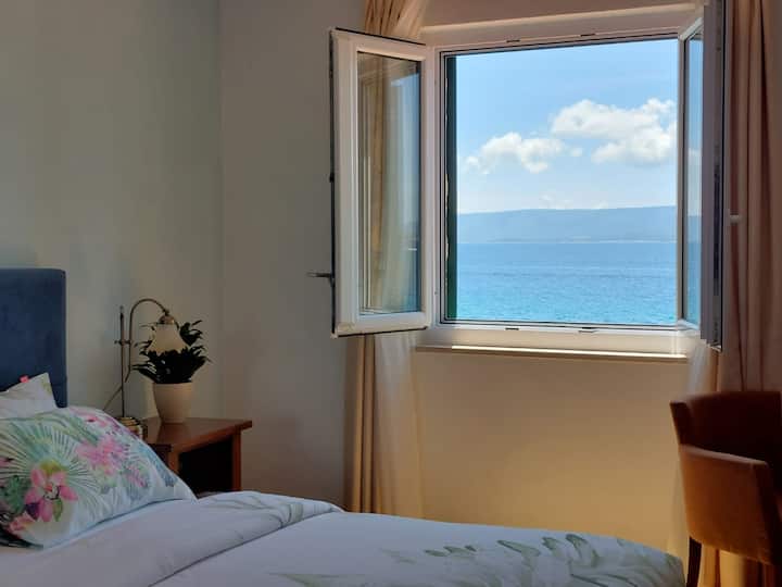 Un lit confortable et spacieux, une chambre climatisée,une belle vue sur la mer , le bruit de la mer et du vent est votre berceuse. La chambre dispose également d'un bureau et d'une télévision avec une riche sélection de programmes de télévision intéressants et d'une application Netflix.