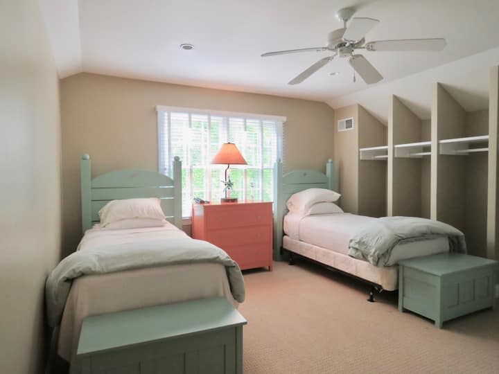 Third floor guest room.