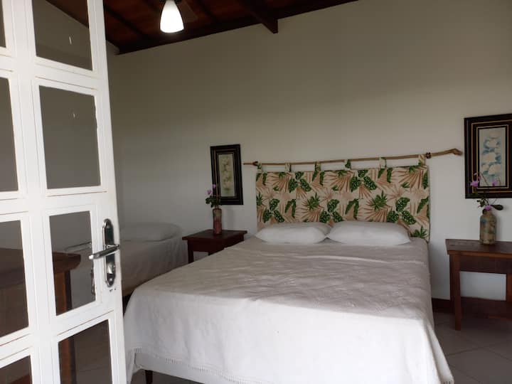 度假木屋3_1张标准双人床和一张单人床，可逆使用三张单人床。 