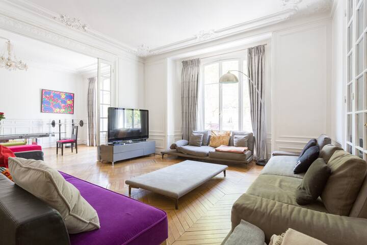 Flat close to Tour Eiffel and Champs Elysées