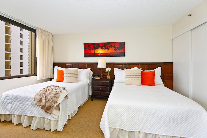 СПАЛНЯ (спалня, отделена от всекидневната с плъзгаща се врата):
- 2 легла в пълен размер
- Частичен изглед към океана
- достъп до баня