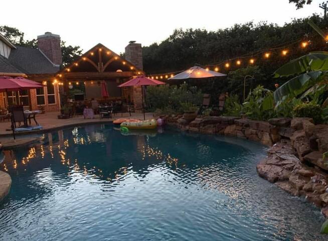 Paradise Home! Pool and Outdoor Living Area gallery image 2