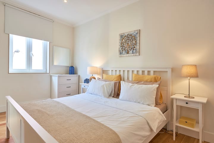 El dormitorio tiene un armario grande, TV, caja fuerte y enfriador/calentador de aire portátil.