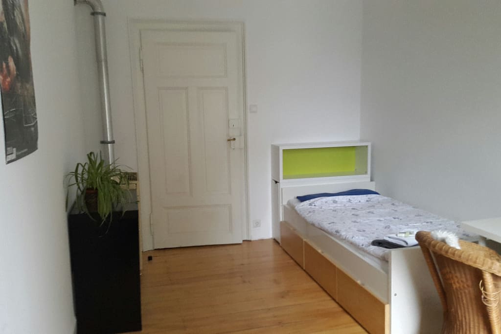 Platz für eine Matratze auf dem Boden wäre vorhanden, falls benötigt