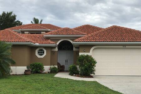 Cosy pool side Cabana