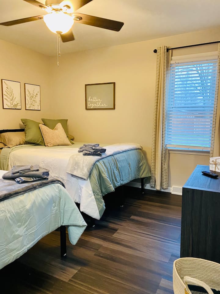 Chumba kikubwa cha kulala chenye vitanda 2 vya ukubwa kamili