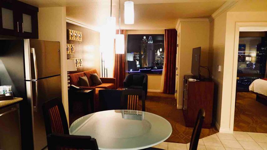 Luxury 3BR/3BA Penthouse-Villa on Las Vegas Strip! gallery image 5