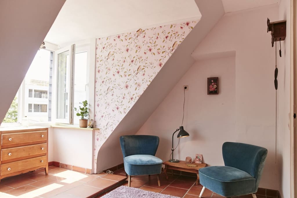 Gemütliche Sitzecke und Fenster zur Hofseite