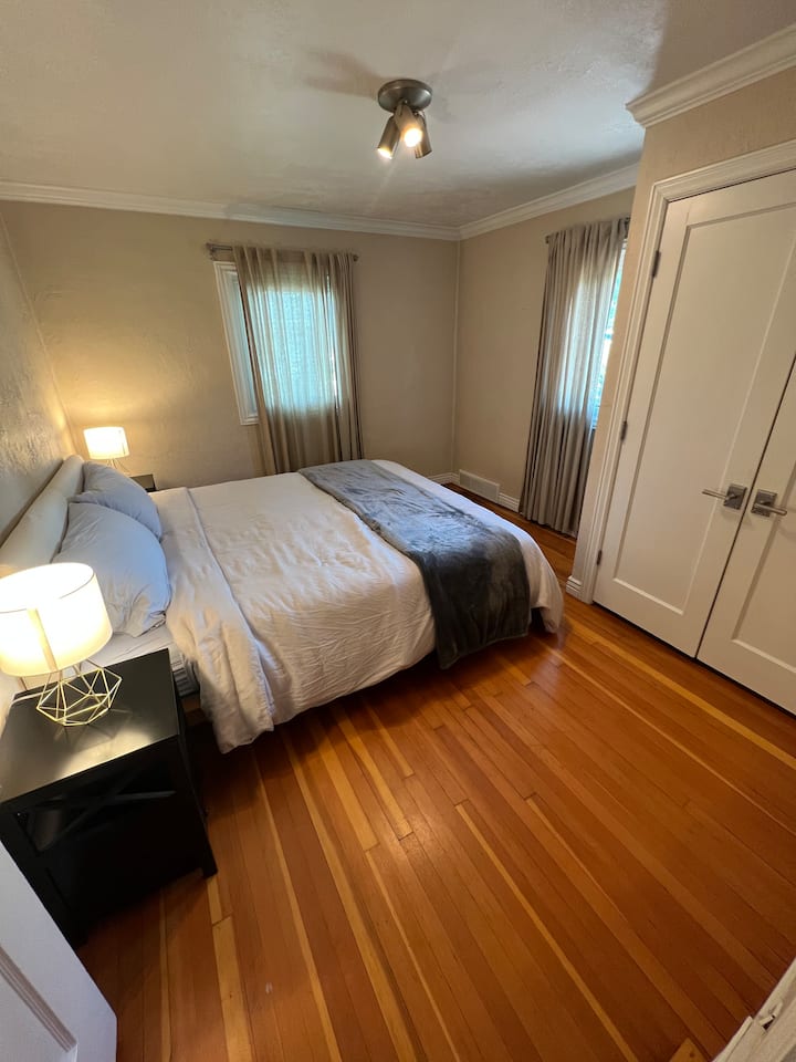 غرفة النوم رقم2 - سرير كبير في الطابق العلوي 