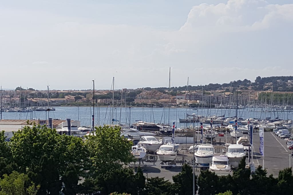 Vue de la loggia sur le Port, les bateaux et le Mont St Loup