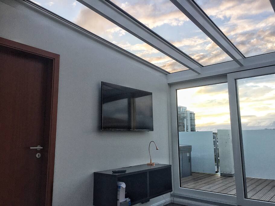 Living room with glass roof/ 10.min from DOWNTOWN REYKJAVÍK Iceland