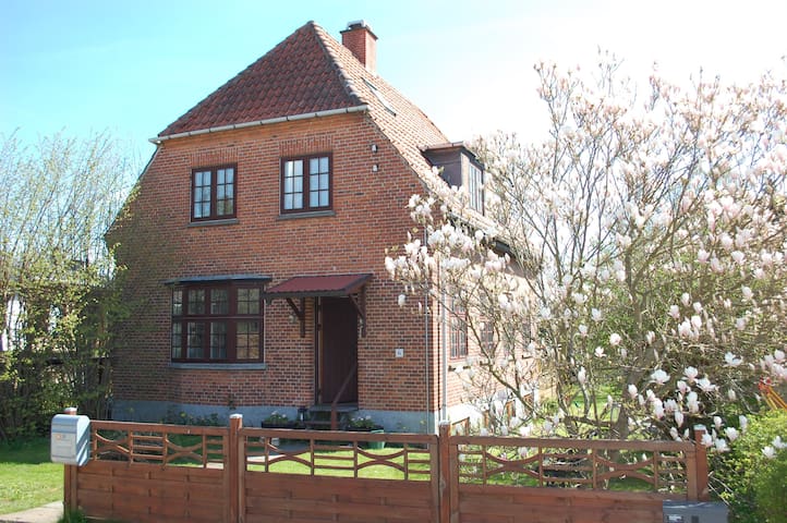 Close to the city – house & garden