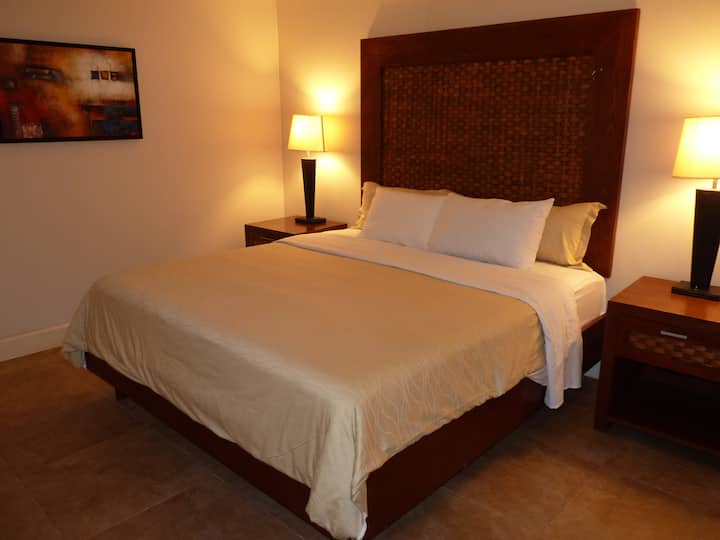 Segundo dormitorio con cama tamaño queen.