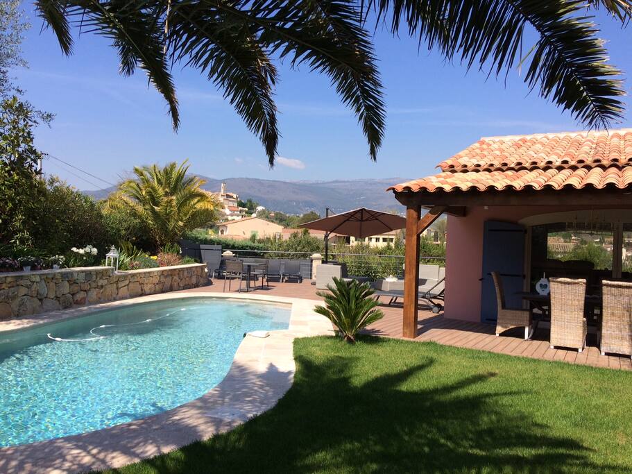 Magnifique piscine avec vue à 180 degrés sur la montagne et le petit village provençal Plascassier