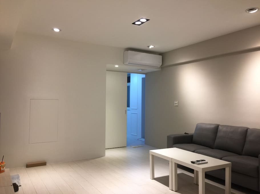 Spacious and Cozy: 33m² Decor With Contemporary Art Design 舒適客廳空間 獨立空間約10坪使用空間
