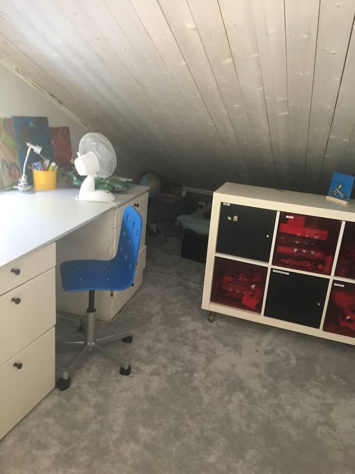 חדר שינה לילדים עם מיטה אחת