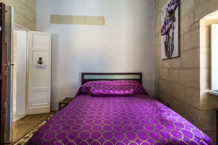 我们的双人套房卧室标题为阳台卧室，阳台可俯瞰花园。