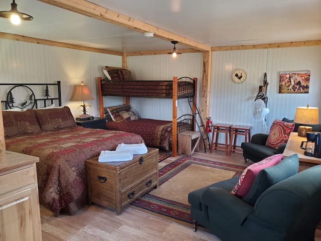 The Tack Room Suite/Studio in Vail's Backyard