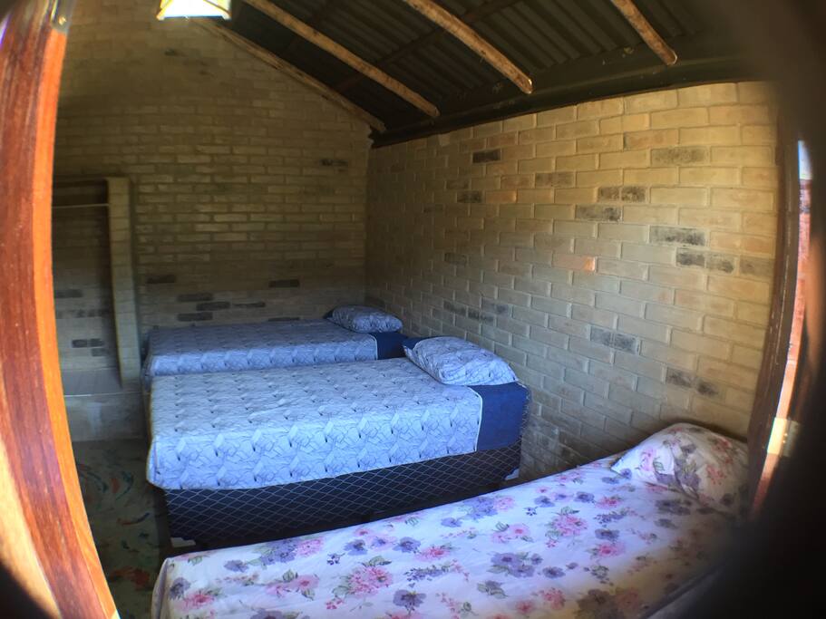 Quarto 3 camas solteiro ou 1 cama casal e 1 cama solteiro